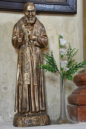 피에트렐치나의 성 비오_photo by Pasztilla aka Attila Terbocs_in the Church of Emeric in Gyomaendrod_Hungary.jpg